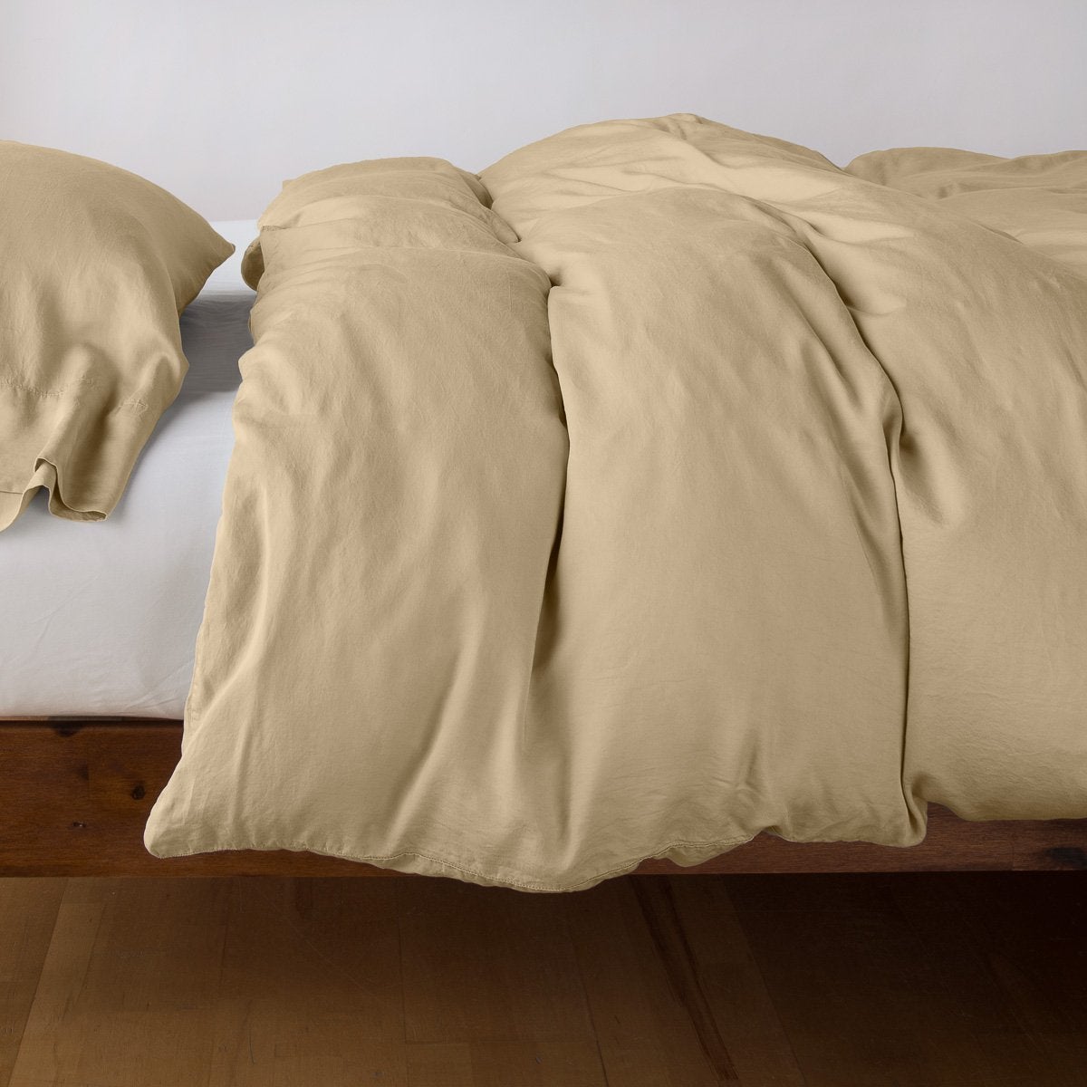 Honeycomb: duvet cover with matching sleeping pillow and fitted sheet - side view.