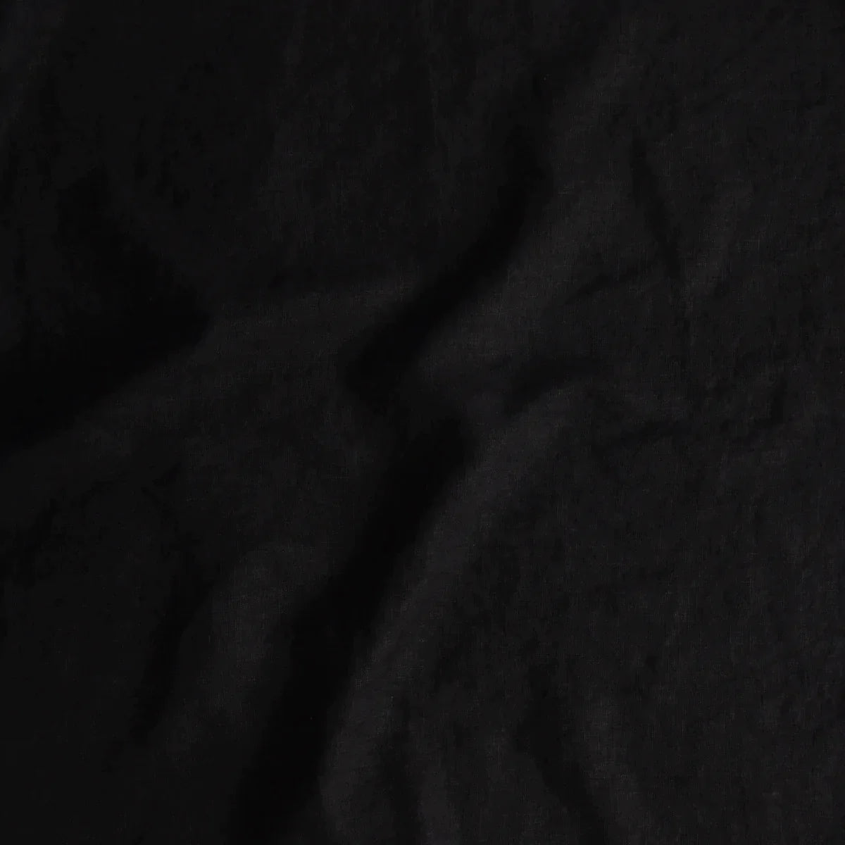 Corvino: A close up of midweight linen fabric in Corvino, a black tone