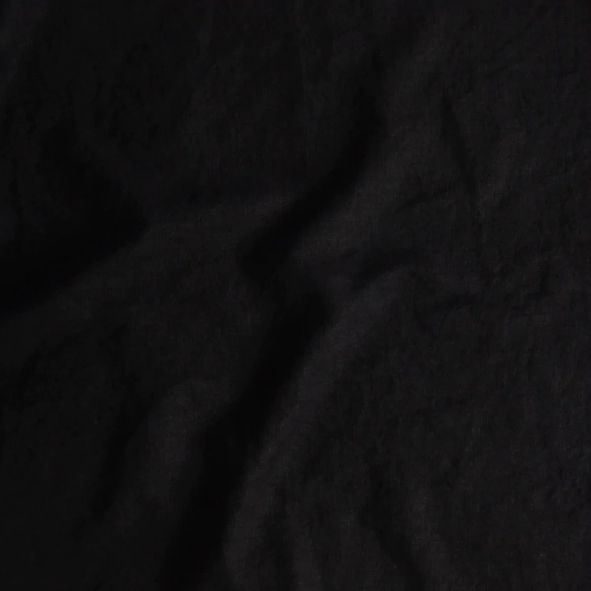 Corvino: A close up of midweight linen fabric in Corvino, a black tone