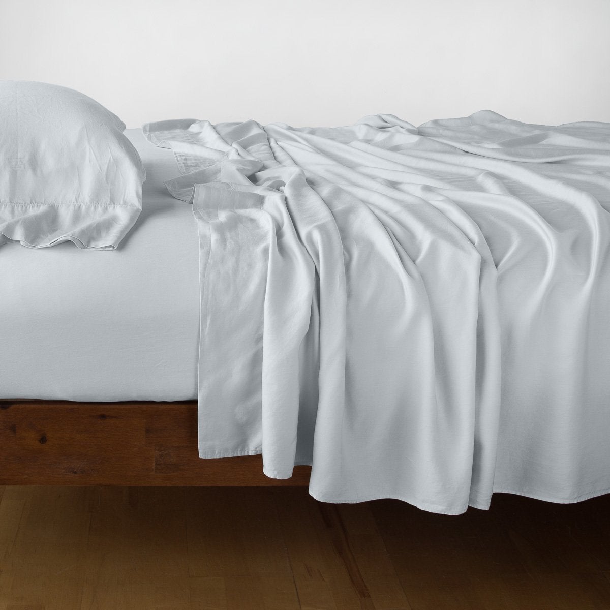 Cloud: sleeping pillow with matching rumpled sheeting - side view.