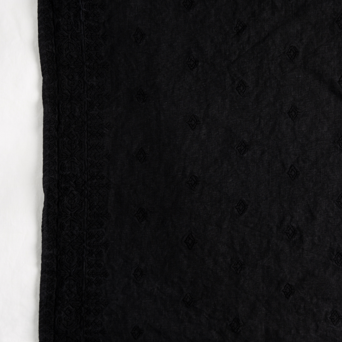 Corvino: A close up of ines fabric in Corvino, a black tone